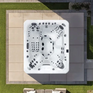 Maximus Hot Tub